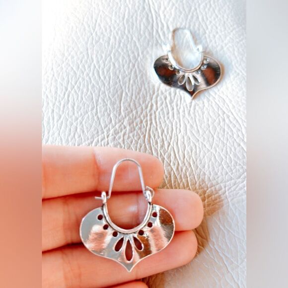 Free People Silver Heart Earrings - Picture 4 of 4